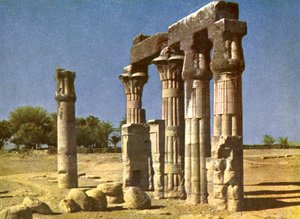 Temple en ruines à Médamoud, Égypte