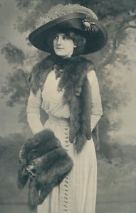 Cravate en zibeline russe, avec tête montée, et manchon assorti, également fabriqué en martre