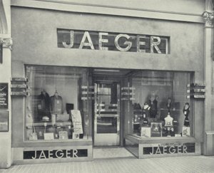 Façade de magasin montrant une inscription au niveau du trottoir - English Photographer