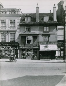 Façades de magasins sur Putney High Street - English Photographer