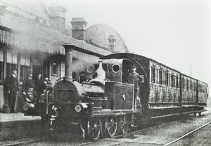 Gare de South Dock : une locomotive à réservoir à quatre roues couplées à la gare, 1880
