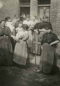 Scène de rue, femmes et bébés, Londres - English Photographer