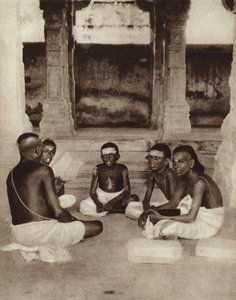 Étudiants assistant à une école de temple à Ramesworam, Madras, Inde (photo n/b)