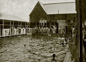 Natation au Clifton College (photo n/b)