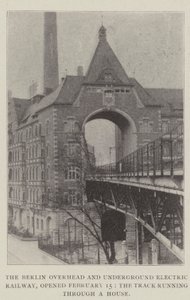Le chemin de fer électrique aérien et souterrain de Berlin, ouvert le 15 février, la voie passant à travers une maison - English Photographer