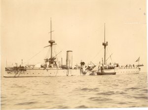 Le "Chih Yuan" ancré au large de la côte sud à Hove, Lougre local à côté, vers 1886