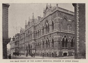 La façade principale du collège Albert Memorial dans Queen Street - English Photographer