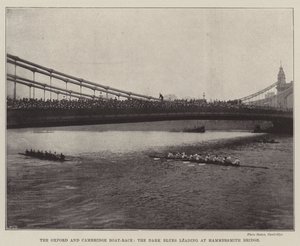 La course de bateaux Oxford et Cambridge, les Dark Blues en tête au pont de Hammersmith