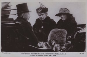 La reine, la princesse Mary et le vicomte Lascelles, DSO