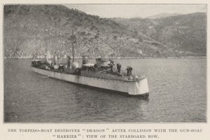 Le destroyer de torpilles Dragon après une collision avec le canonnière Harrier, vue de l