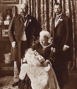 Le baptême du futur roi Édouard VIII, montrant la reine Victoria, le roi Édouard VII et le roi George V