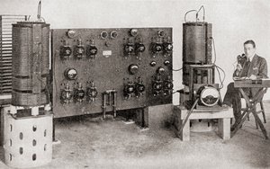 Le premier émetteur de diffusion opéré en Grande-Bretagne, installé aux Ateliers Marconi, Chelmsford, en 1919 et 1920, de L