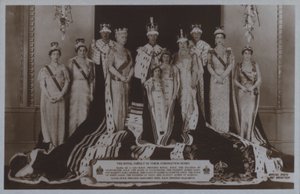 La famille royale dans leurs robes de couronnement - English Photographer