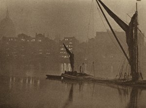 Les ombres de la nuit tombent lentement sur la rivière de Londres (photo n/b)