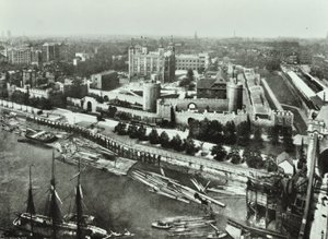 Tour de Londres, Tower Hill : depuis Tower Bridge, 1890