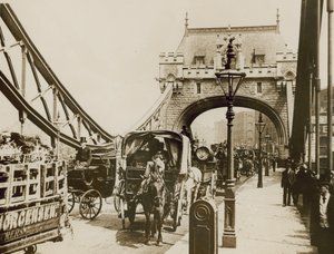 Circulation passant sur le pont de la Tour