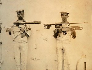 Deux marins du HMS Glory, tenant des fusils