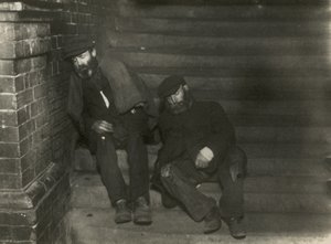 Deux sans-abri dormant sur des marches