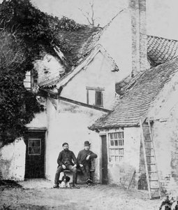 Deux hommes devant le cottage Enfield, c.1890