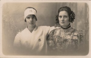 Deux jeunes femmes, bras autour des épaules de l