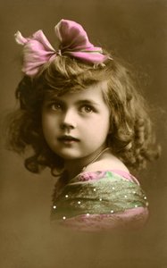 Fille victorienne avec un nœud rose dans les cheveux