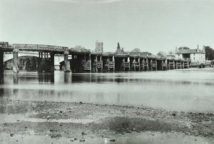 Vue des anciens et nouveaux ponts de Putney avec maison à malt et église All Saints en arrière-plan, 1885