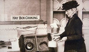 Front intérieur britannique pendant la Première Guerre mondiale : cuisine économique avec une boîte à foin - English Photographer