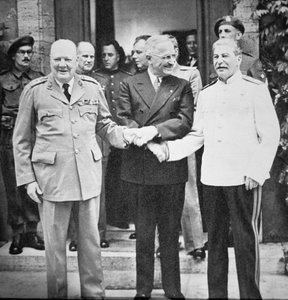 Winston Churchill (1874-1965) le président Truman (1884-1972) et Joseph Staline (1879-1953) se serrant la main à la conférence de Potsdam, juillet 1945