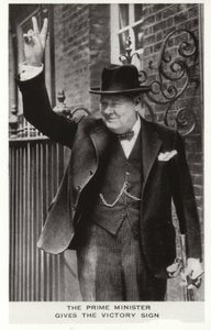 Winston Churchill fait le signe de la victoire devant le 10 Downing Street, le 5 juin. - English Photographer