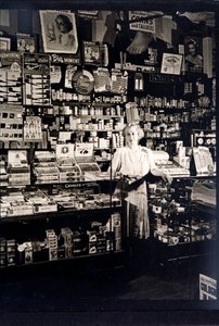 Femme commerçante dans un bureau de tabac - English Photographer