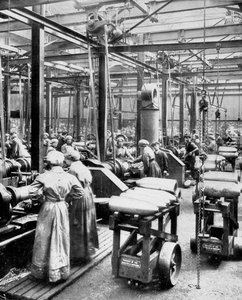 Femmes fabriquant des obus explosifs