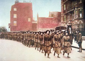 Femmes volontaires pour une marche de défense à travers Londres - English Photographer
