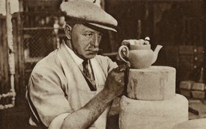 Ouvrier produisant une théière aux ateliers Royal Doulton, Stoke-on-Trent, Staffordshire (photo n/b) - English Photographer