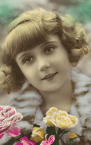 Jeune fille posant avec des fleurs - English Photographer