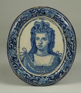 Plaque ovale en faïence bleue et blanche de Delft avec un portrait royal de la reine Anne, probablement Londres, vers 1705 - English School