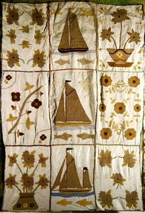 Un couvre-lit matelassé de navires et de fleurs