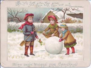 Carte de Noël victorienne représentant trois enfants jouant avec une grosse boule de neige, vers 1880 (lithographie couleur)