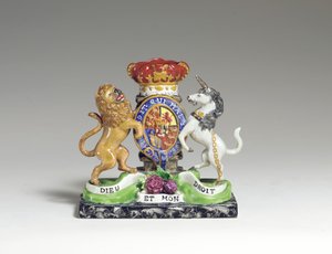 Vase à déversement armorial de Walton sous la forme des armoiries royales britanniques, vers 1825 - English School