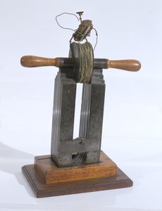 Un inducteur rudimentaire avec lequel Michael Faraday (1791-1867) a découvert la loi de l