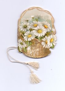 Carte de vœux en forme de panier en osier rempli de marguerites et noué avec un pompon. Le texte sur le panier lit "rempli de souhaits", c.1880