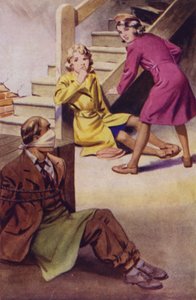 Un homme ligoté, bâillonné et assis par terre tandis que deux filles le regardent