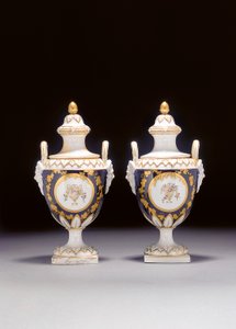 Paire de vases à deux anses de Chelsea-Derby et deux couvercles, c.1775