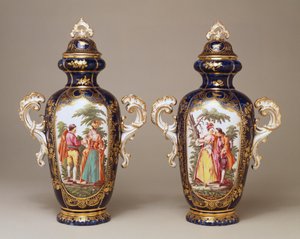 Une paire de vases oviformes lobés à fond bleu de Chelsea et leurs couvercles représentant des amoureux parmi les arbres, c.1765