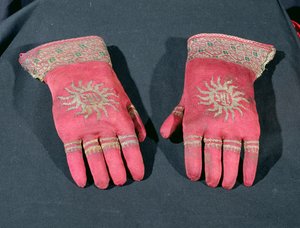 Une paire de gants en soie tricotée, appartenant peut-être à l