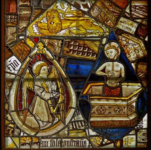 Un panneau dans la fenêtre est représentant le Christ de Pitié sortant du tombeau ; aussi un ange musicien avec une harpe et le lion de Saint Marc parmi des fragments