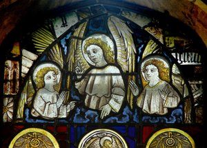 Un panneau dans la fenêtre est représentant des anges