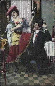 Un couple bien habillé riant - English School