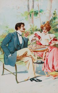 Un couple bien habillé jouant aux échecs dans un jardin