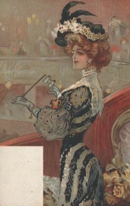 Une femme bien habillée regardant une représentation théâtrale - English School