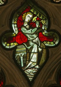 Une fenêtre dans la chapelle de la Vierge représentant un ange musicien avec des cloches - English School